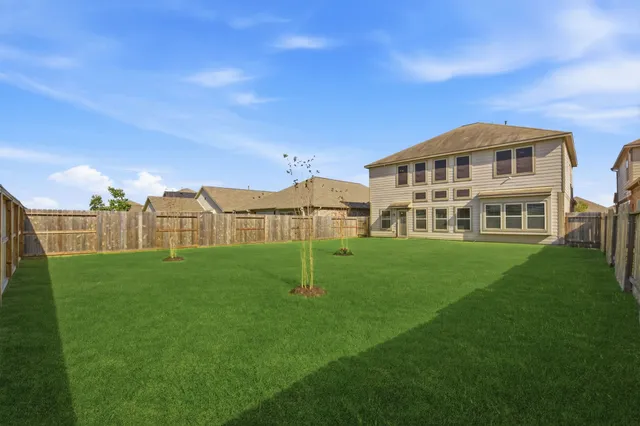 a view of a house with backyard and garden