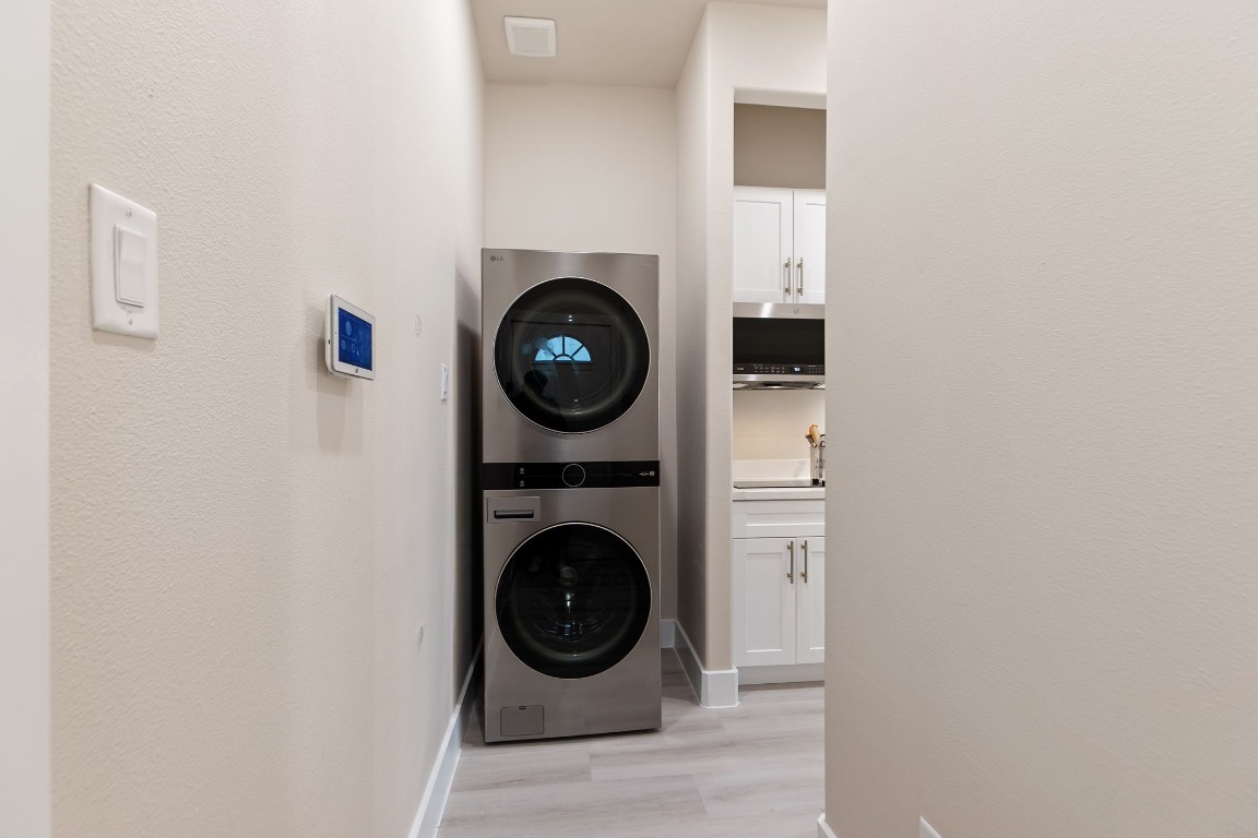 3514 Noah Street, Unit B Houston, TX 77021 - Photo 3 of 13 a utility room with dryer and washer