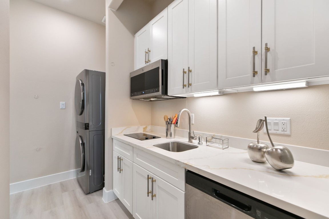3514 Noah Street, Unit B Houston, TX 77021 - Photo 5 of 13 a kitchen with a sink and refrigerator