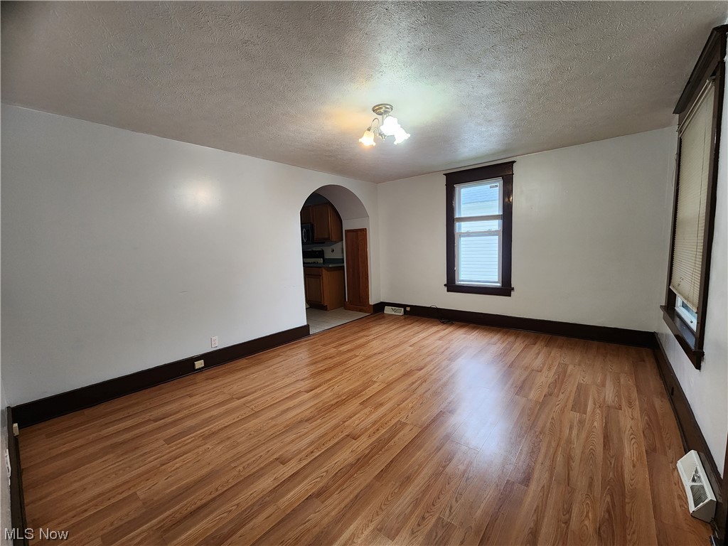 151 Perry Street Struthers, OH 44471 - Photo 3 of 17 Living room