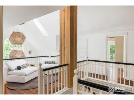 a view of entryway with furniture