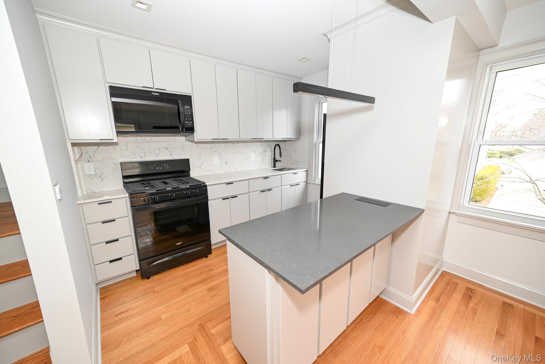 29 Everett Street Lynbrook, NY 11563 - Photo 12 of 31