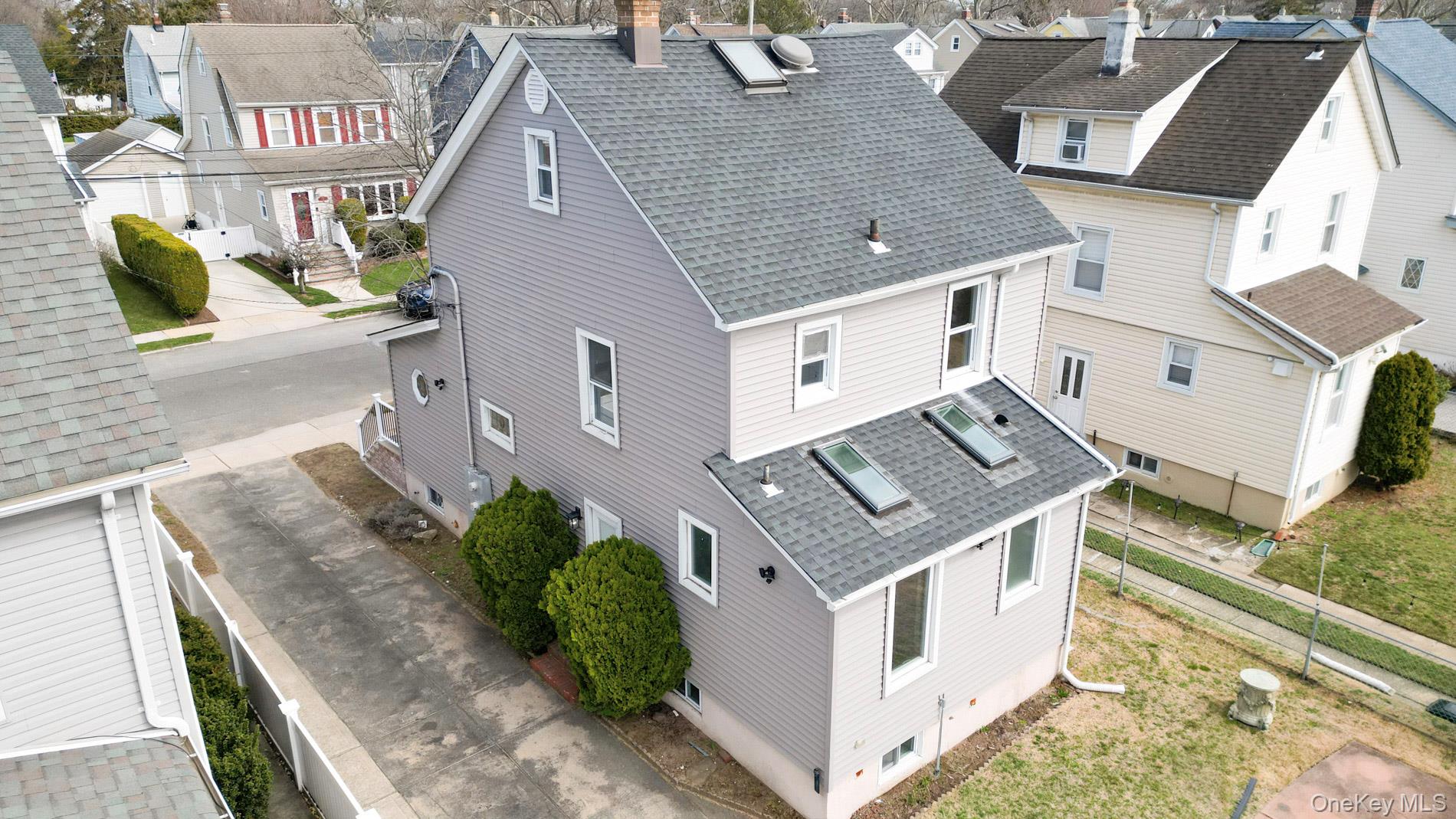 29 Everett Street Lynbrook, NY 11563 - Photo 2 of 31