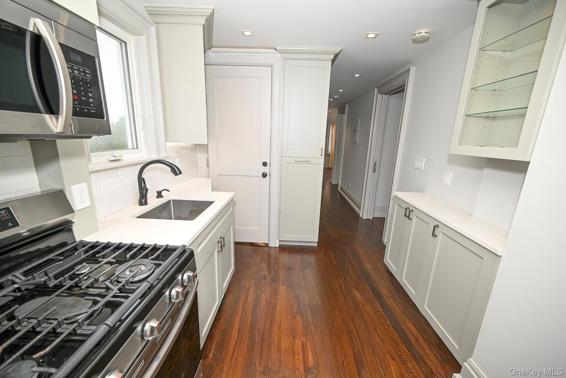 29 Everett Street Lynbrook, NY 11563 - Photo 3 of 31