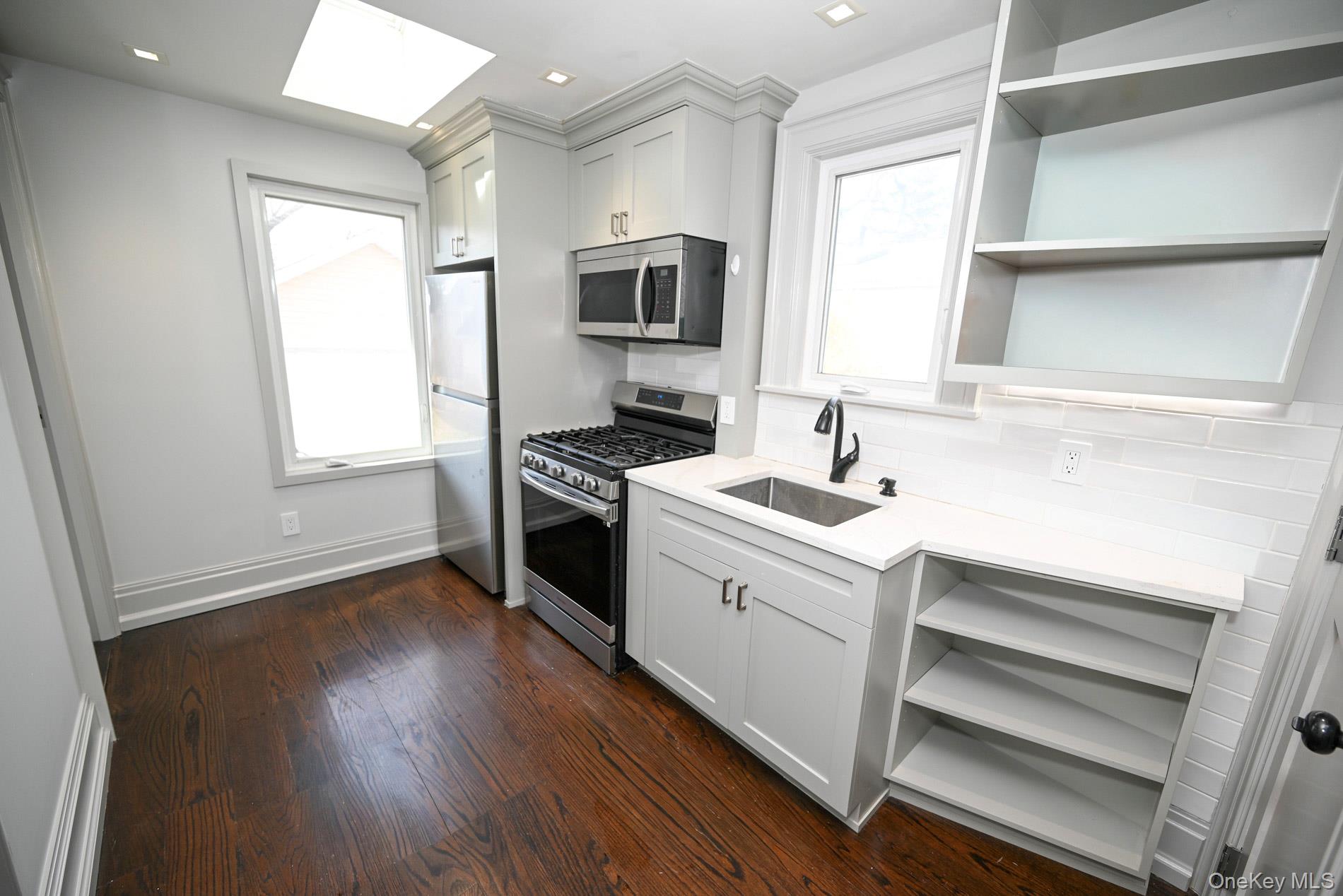 29 Everett Street Lynbrook, NY 11563 - Photo 4 of 31