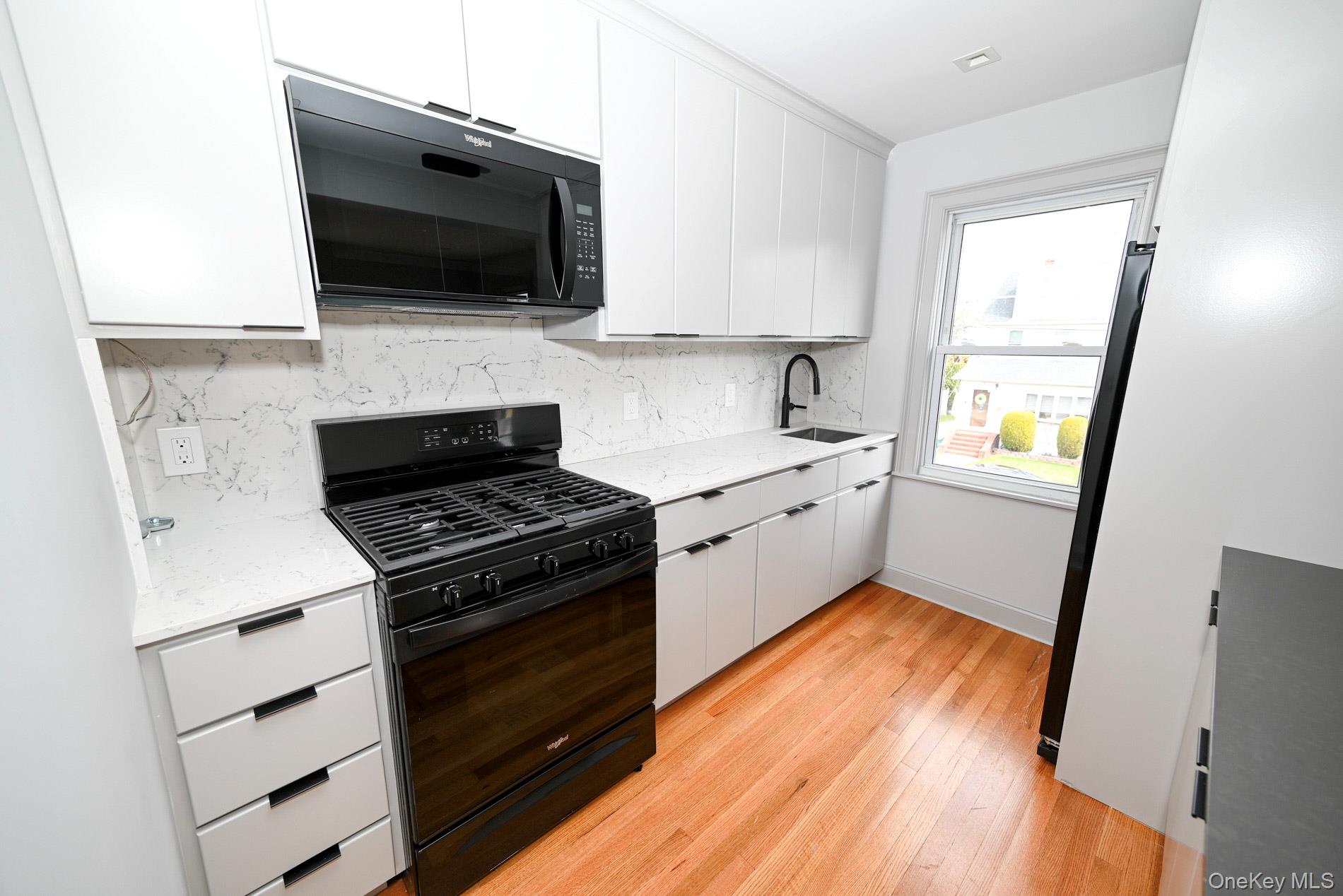 29 Everett Street Lynbrook, NY 11563 - Photo 5 of 31