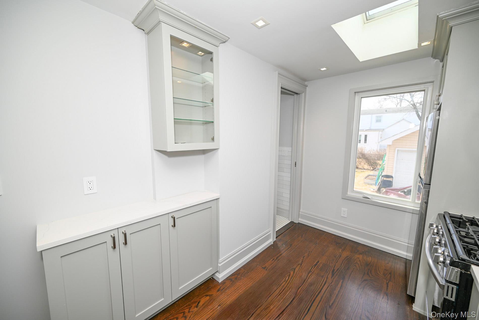 29 Everett Street Lynbrook, NY 11563 - Photo 6 of 31