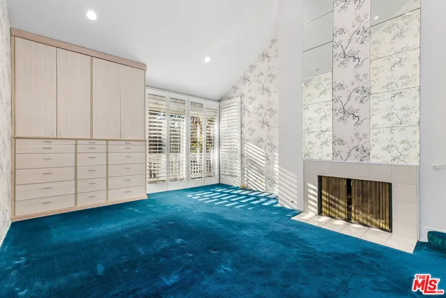 a view of livingroom with hardwood