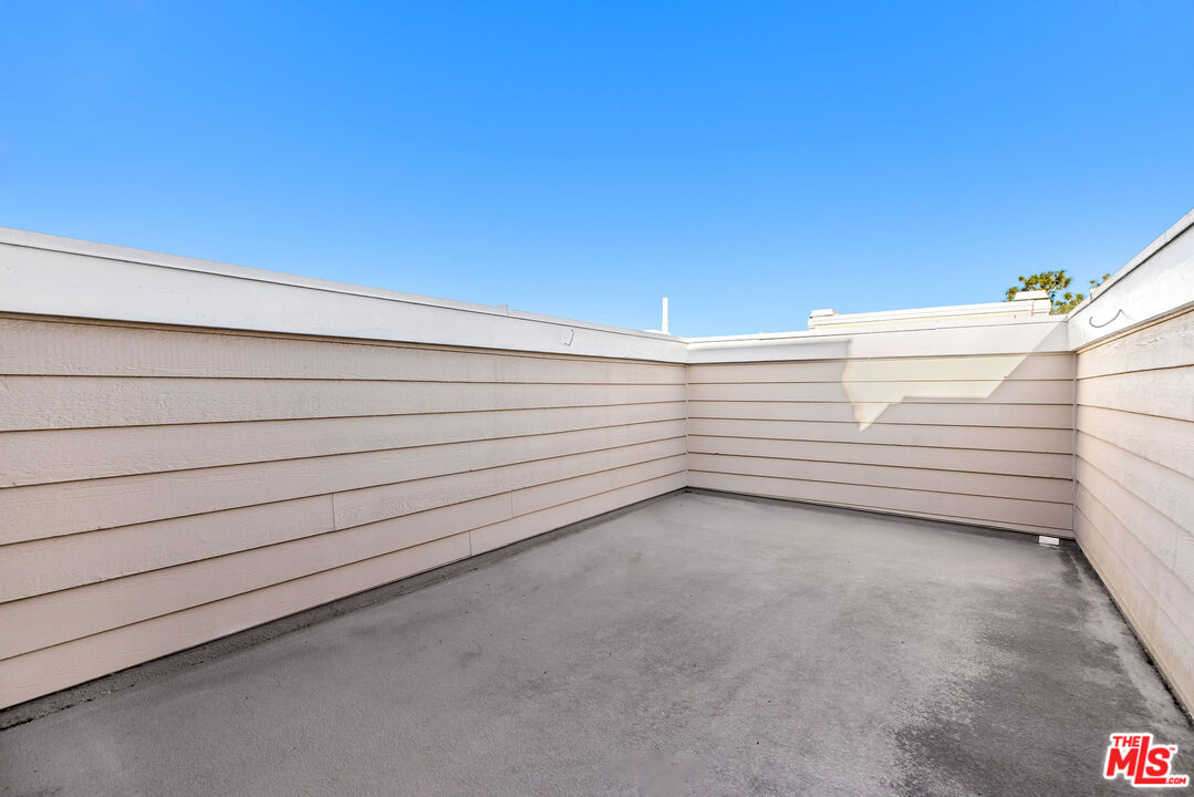 4342 Redwood Avenue, Unit C307 Marina del Rey, CA 90292 - Photo 34 of 48 a view of a terrace