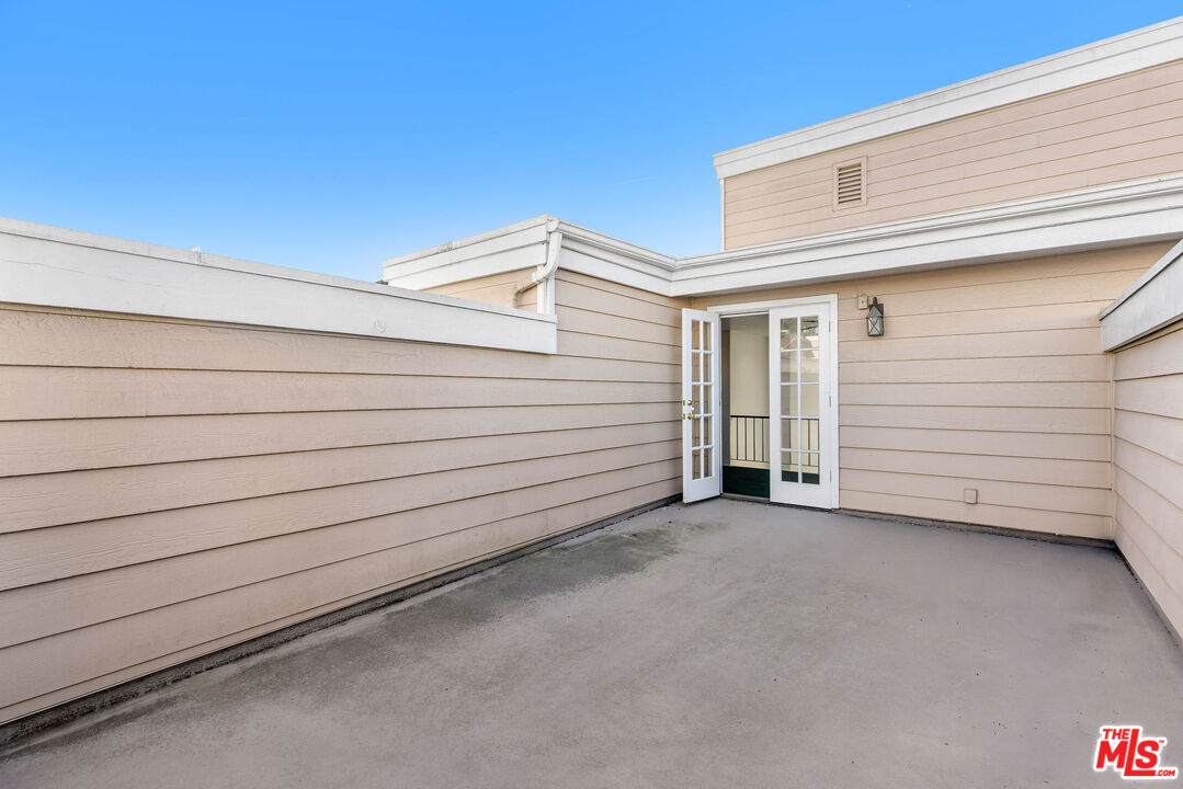 4342 Redwood Avenue, Unit C307 Marina del Rey, CA 90292 - Photo 35 of 48 a view of a house garage