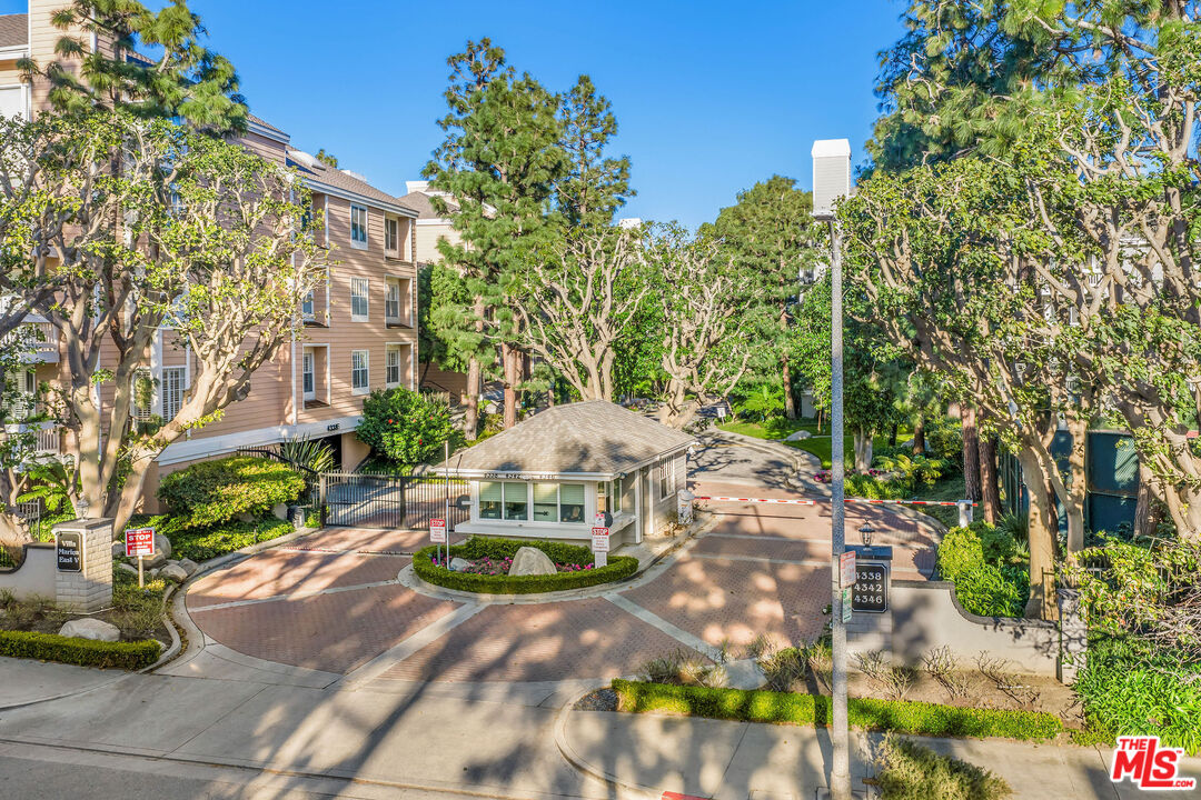 4342 Redwood Avenue, Unit C307 Marina del Rey, CA 90292 - Photo 39 of 48 a view of a street with houses