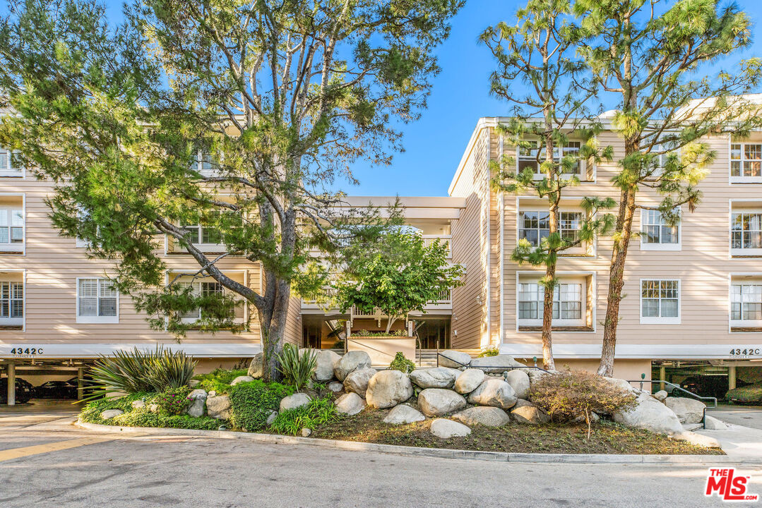 4342 Redwood Avenue, Unit C307 Marina del Rey, CA 90292 - Photo 40 of 48 a front view of a building with garden