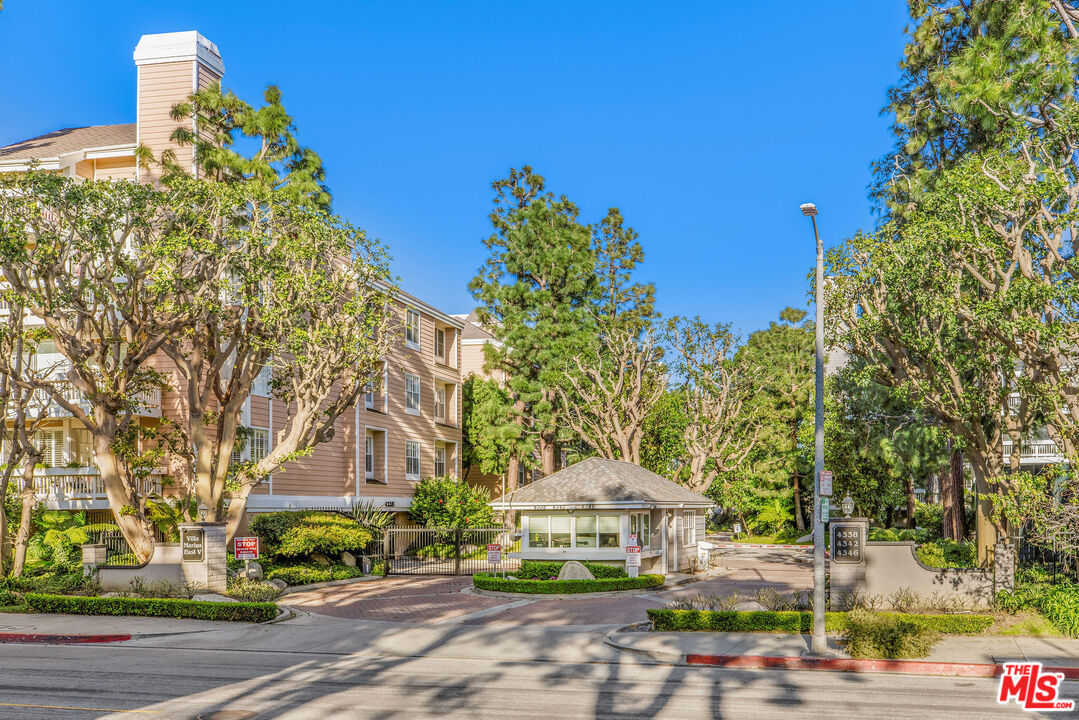 4342 Redwood Avenue, Unit C307 Marina del Rey, CA 90292 - Photo 41 of 48 a view of a city with tall buildings