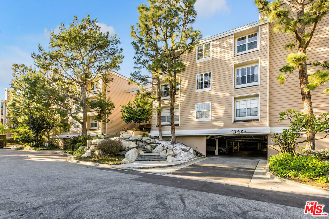 4342 Redwood Avenue, Unit C307 Marina del Rey, CA 90292 - Photo 42 of 48 a view of a swimming pool with a lounge chairs