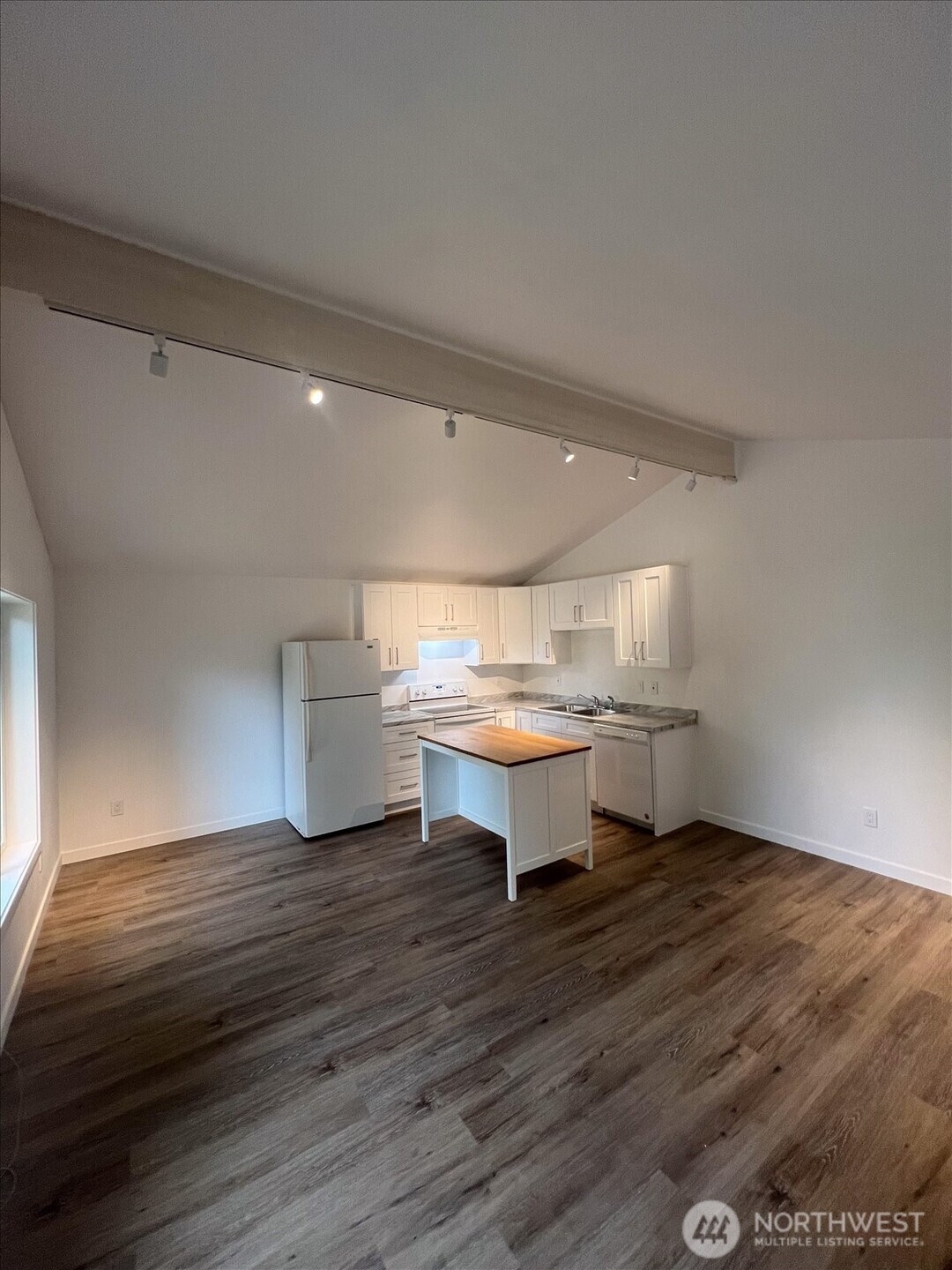 10443 17th Avenue Southwest Seattle, WA 98146 - Photo 18 of 40