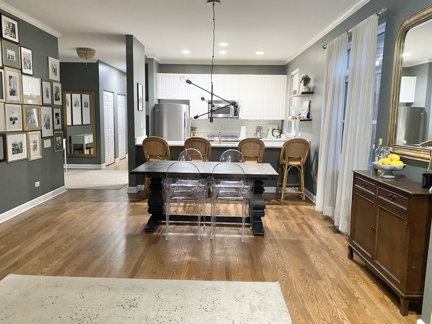 4315 North Kenmore Avenue, Unit 2S Chicago, IL 60613 - Photo 11 of 27 a living room with furniture and a wooden floor