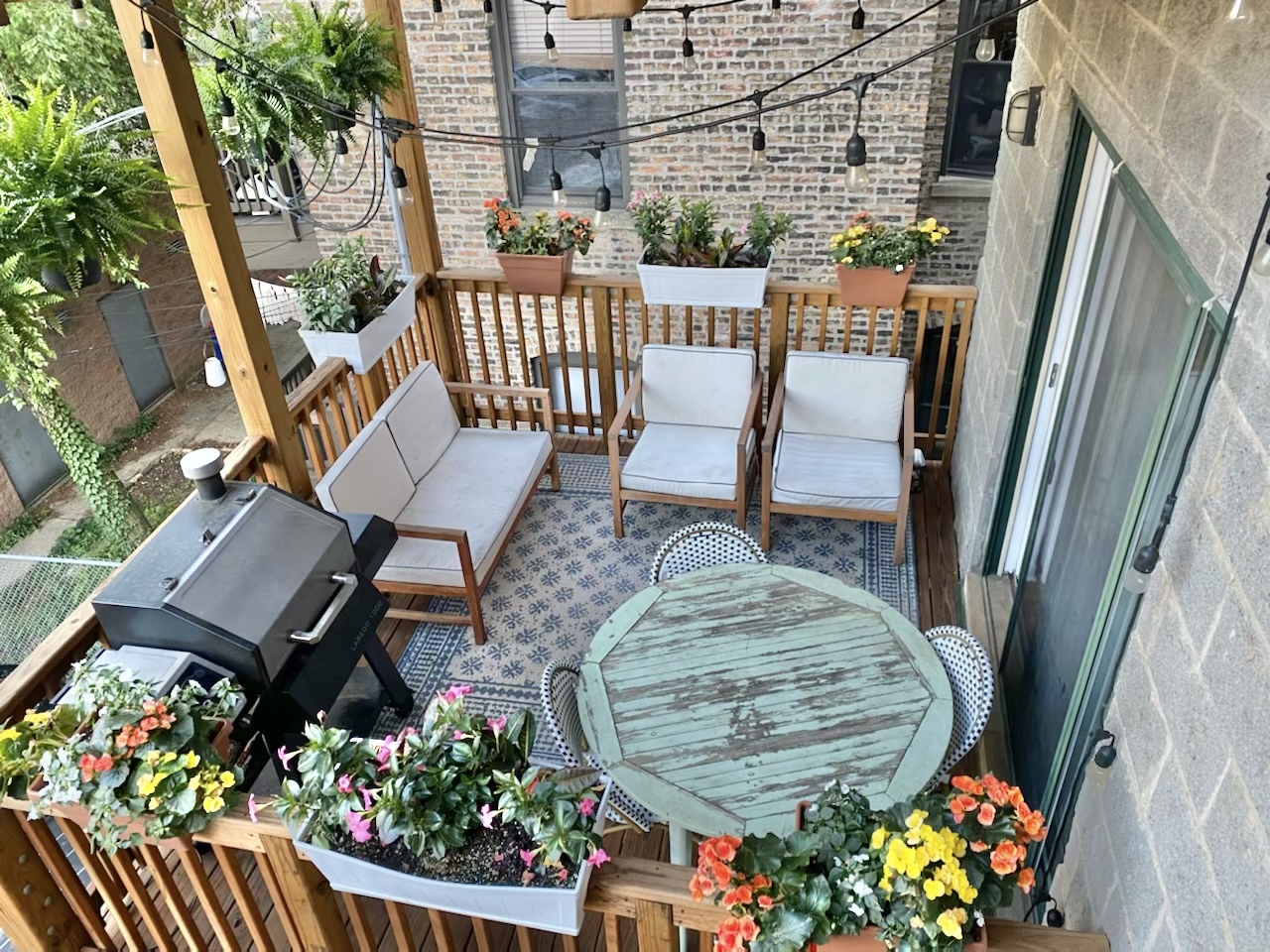 4315 North Kenmore Avenue, Unit 2S Chicago, IL 60613 - Photo 13 of 27 a view of a chairs and table in patio next to a yard
