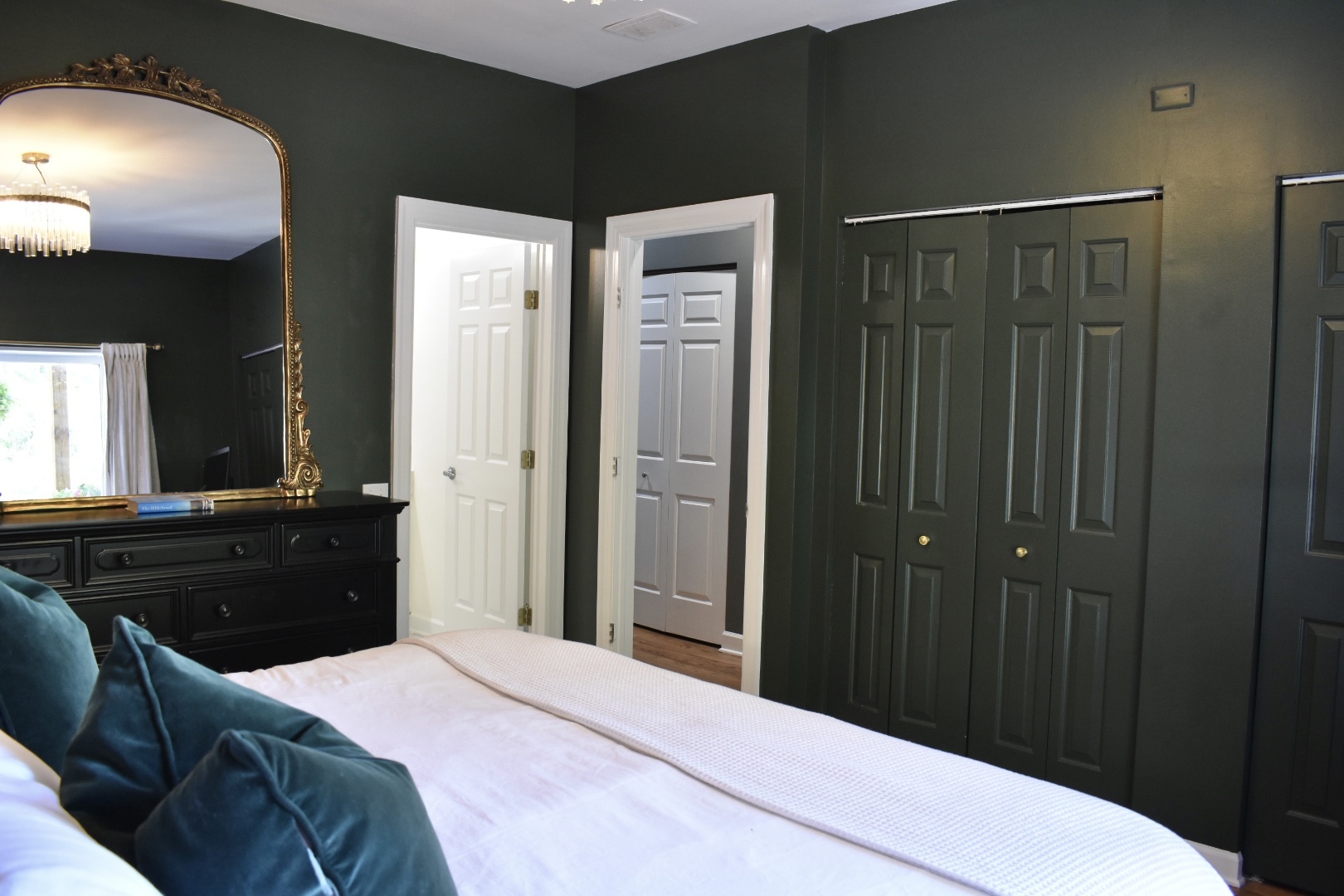 4315 North Kenmore Avenue, Unit 2S Chicago, IL 60613 - Photo 16 of 27 a bedroom with a bed and a dresser