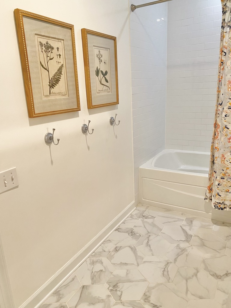 4315 North Kenmore Avenue, Unit 2S Chicago, IL 60613 - Photo 19 of 27 a bathroom with a bathtub and a shower