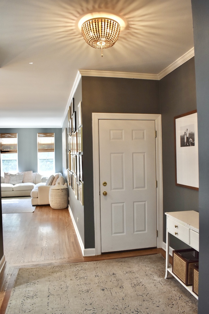 4315 North Kenmore Avenue, Unit 2S Chicago, IL 60613 - Photo 2 of 27 a view of livingroom with furniture