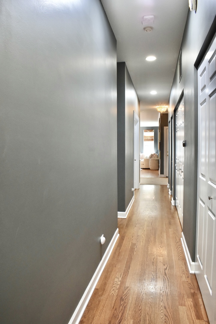 4315 North Kenmore Avenue, Unit 2S Chicago, IL 60613 - Photo 26 of 27 a view of a hallway with wooden floor