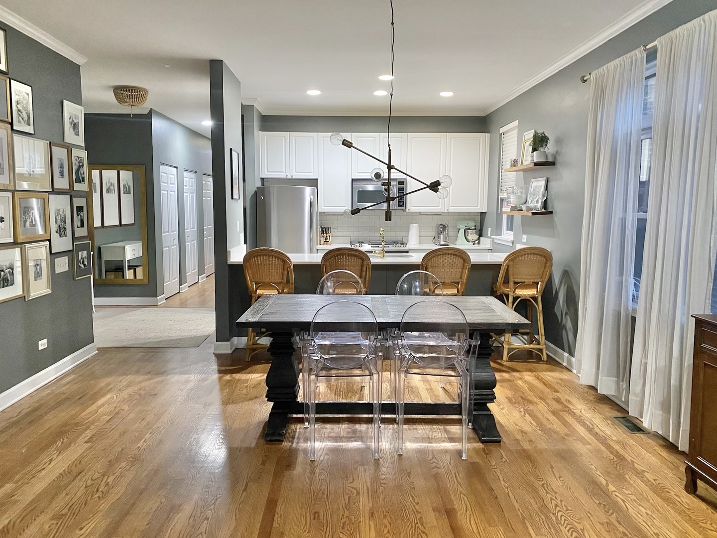 4315 North Kenmore Avenue, Unit 2S Chicago, IL 60613 - Photo 9 of 27 a living room with furniture and a wooden floor