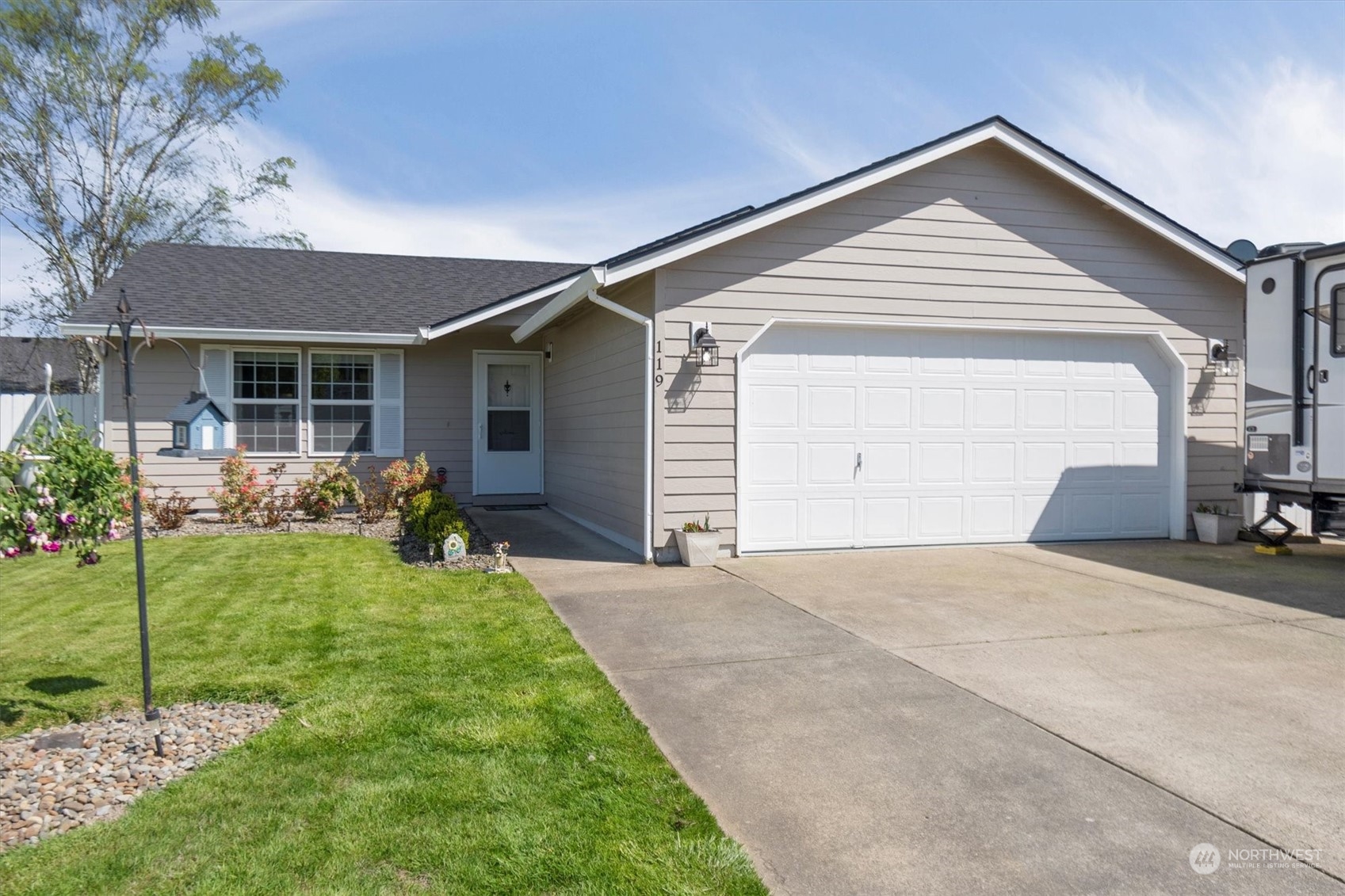 119 Abbey Road Kelso, WA 98626 - Photo 1 of 27 a view of a house with backyard