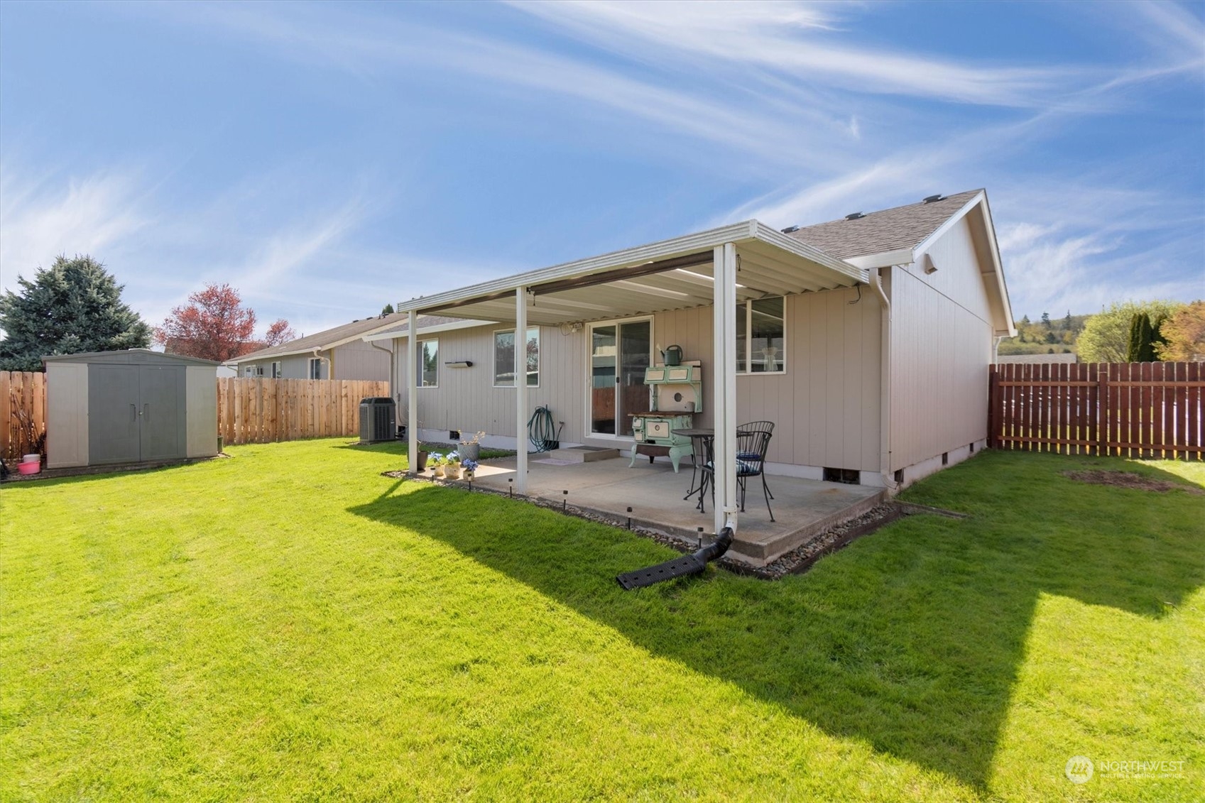 119 Abbey Road Kelso, WA 98626 - Photo 13 of 27 a view of a house with backyard and a tree