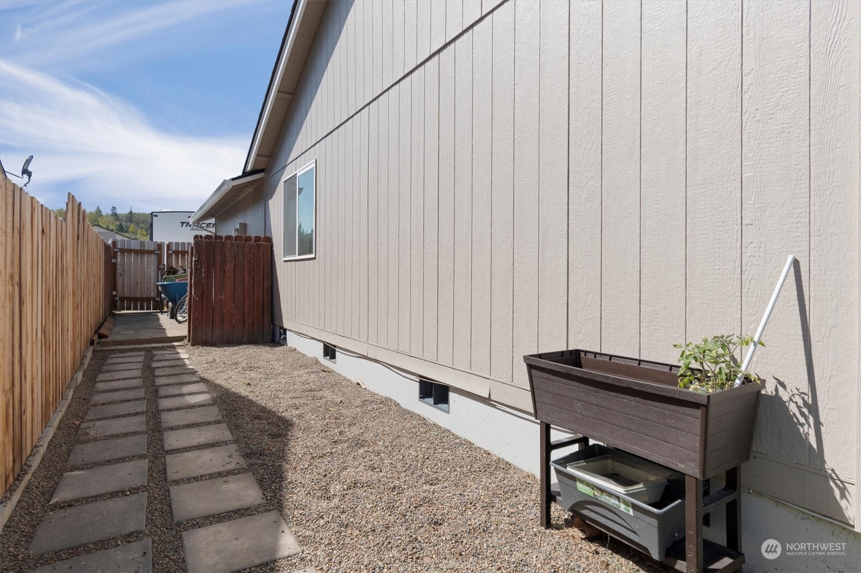 119 Abbey Road Kelso, WA 98626 - Photo 16 of 27 a living room with furniture