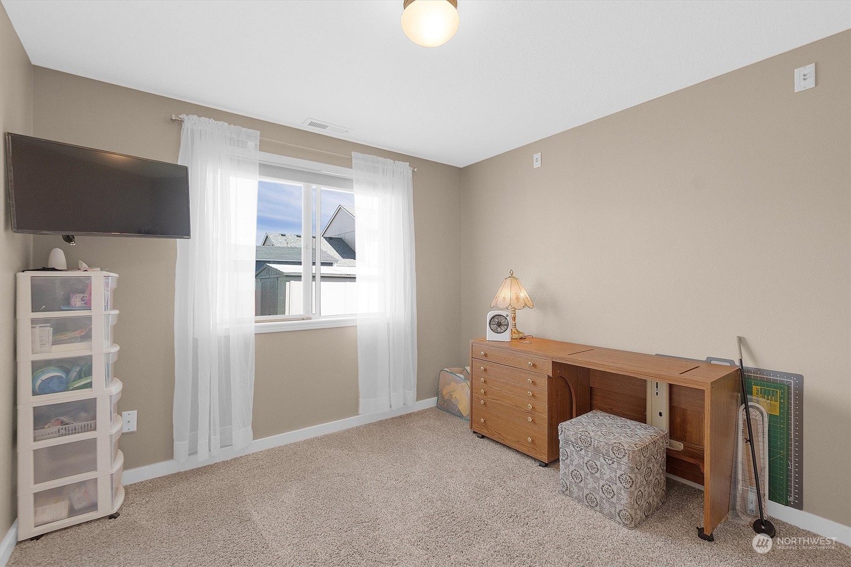 119 Abbey Road Kelso, WA 98626 - Photo 20 of 27 a room with furniture and a flat screen tv