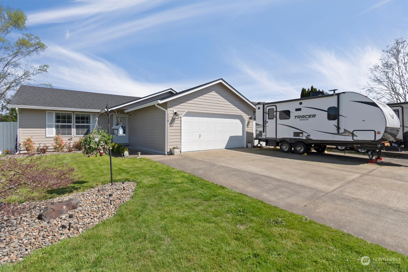 119 Abbey Road Kelso, WA 98626 - Photo 2 of 27 a front view of a house with a yard and garage