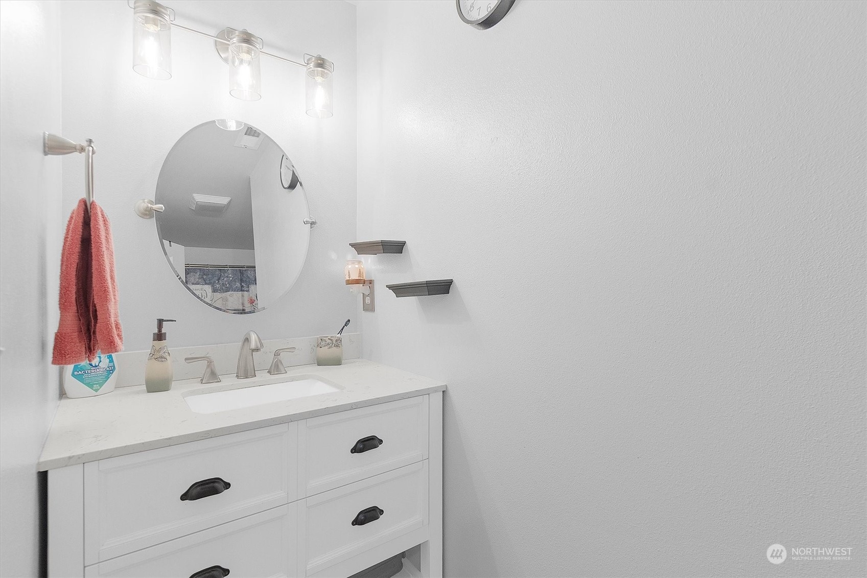 119 Abbey Road Kelso, WA 98626 - Photo 22 of 27 a bathroom with a sink vanity and a mirror