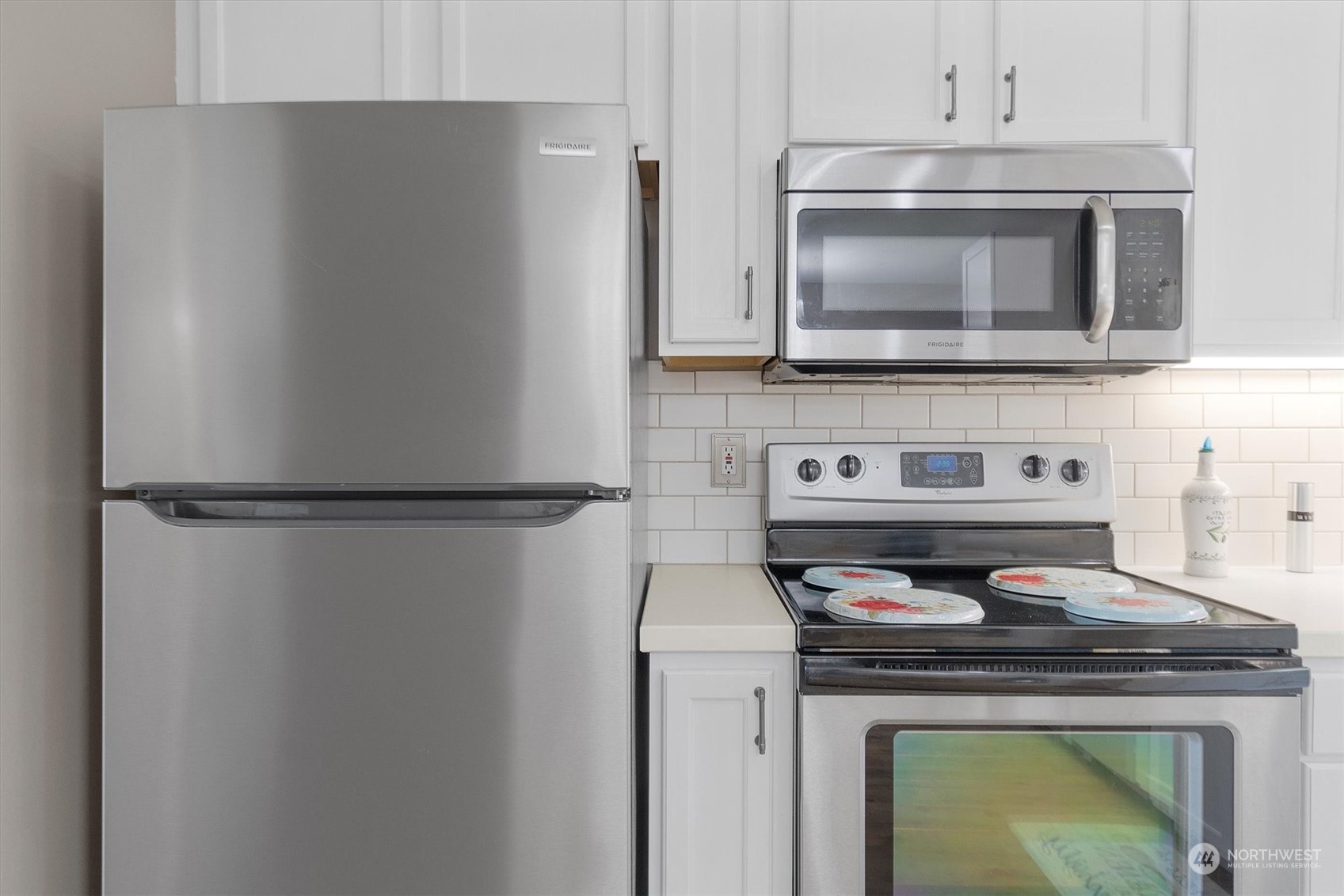 119 Abbey Road Kelso, WA 98626 - Photo 10 of 27 a kitchen with a stove and a microwave