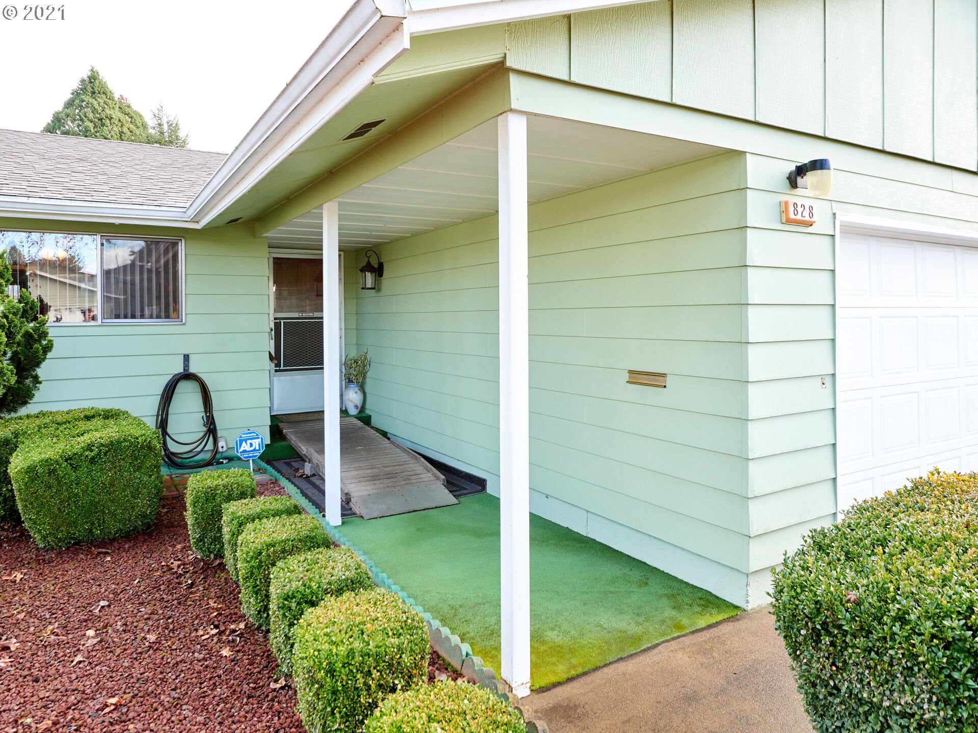 828 Oregon Way Woodburn, OR 97071 - Photo 2 of 29