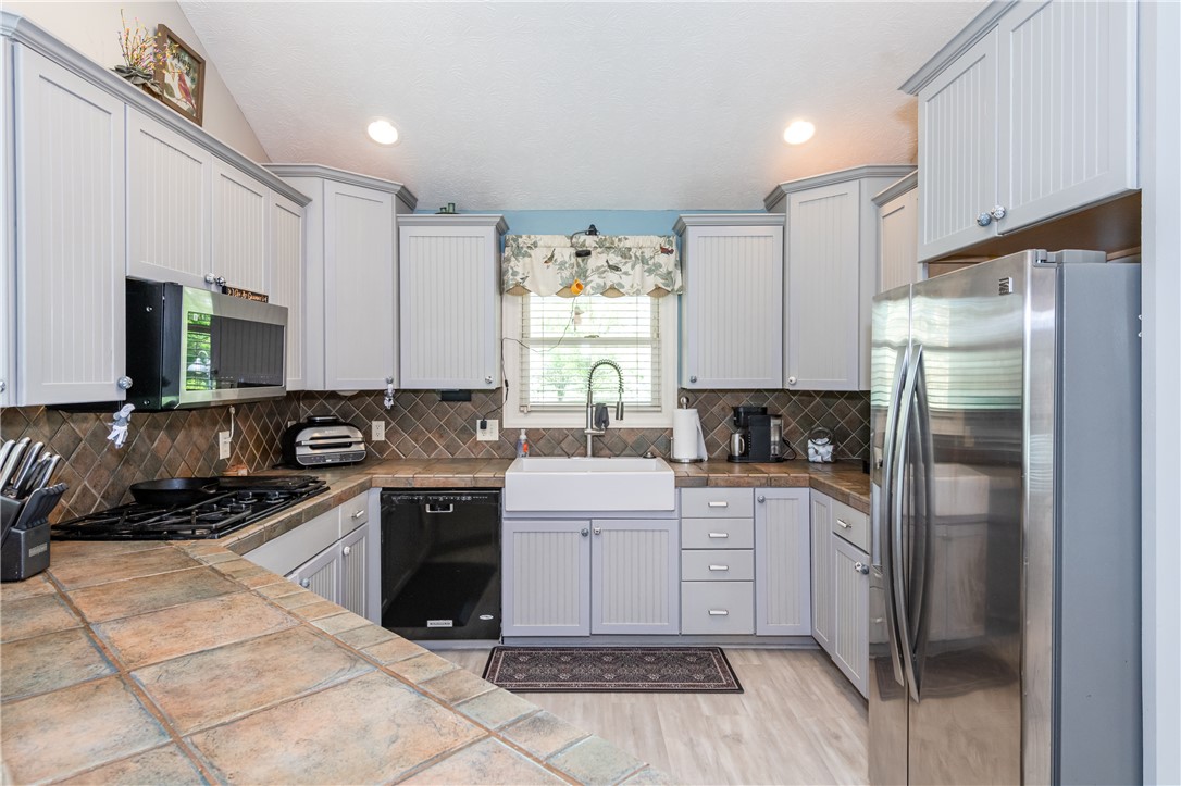 159 East Lytle 5 Points Road Springboro, OH 45066 - Photo 9 of 45 This spacious kitchen offers a seamless blend of modern amenities and classic design elements for everyday living.