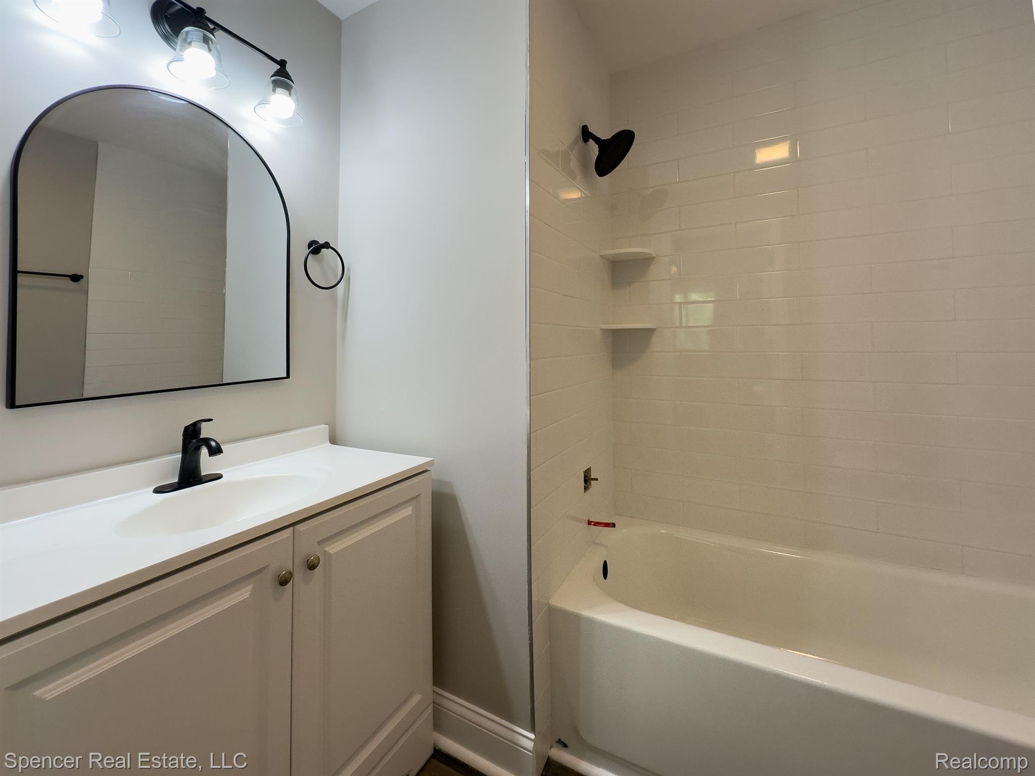 2155 Highfield Road Waterford, MI 48329 - Photo 9 of 13 Primary En Suite