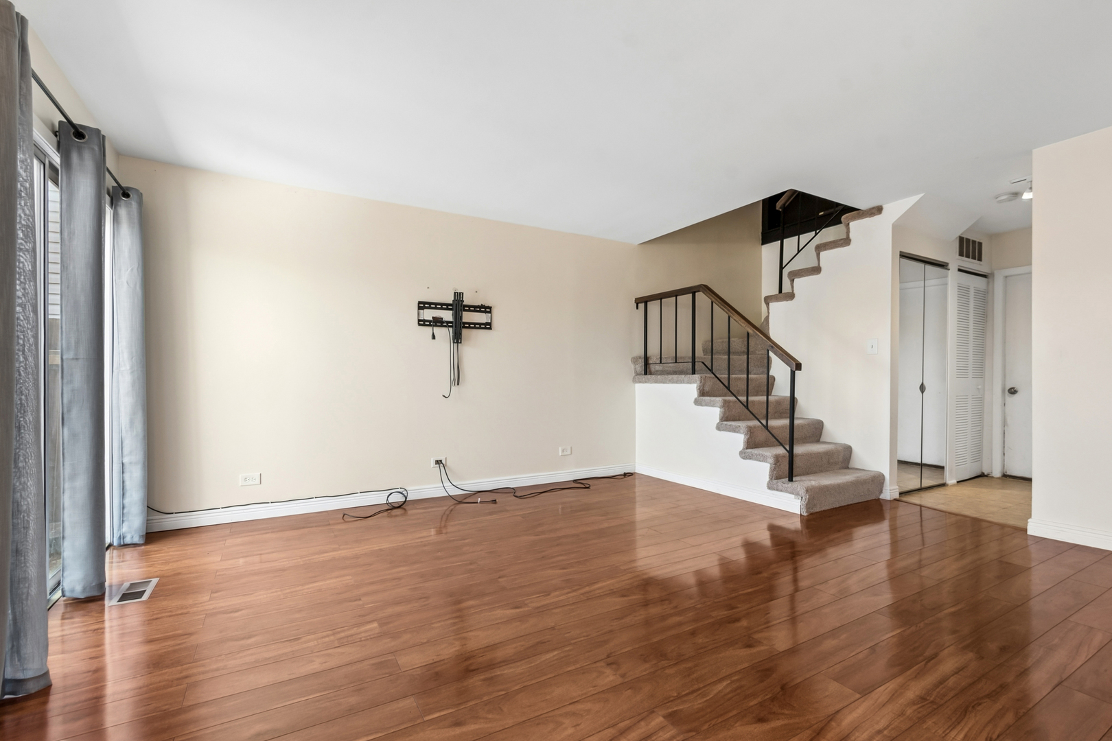 1781 Raleigh Lane Hoffman Estates, IL 60169 - Photo 2 of 23