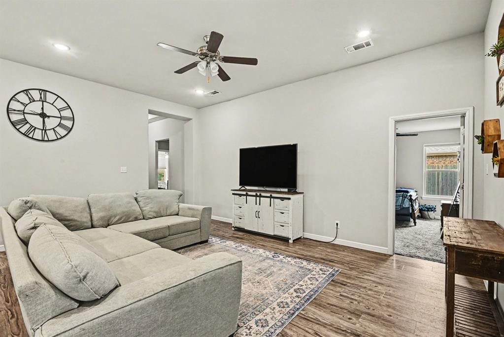 977 Sam Street Springtown, TX 76082 - Photo 4 of 30