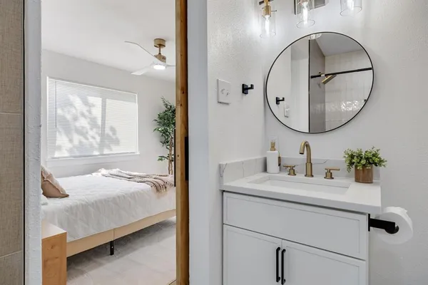a en suite bathroom with a sink and a mirror