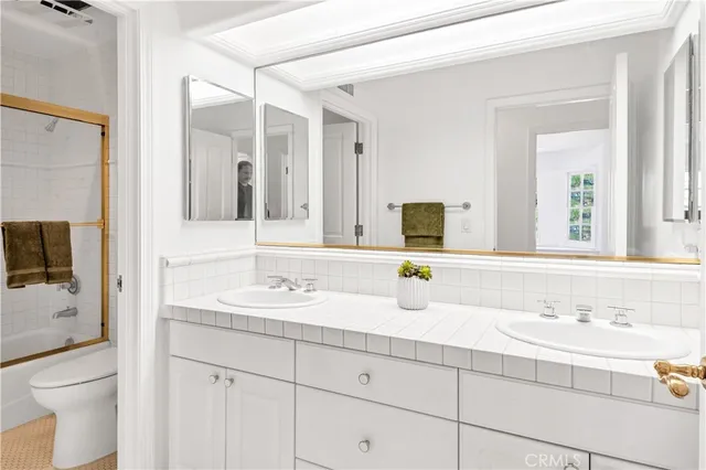 a view of livingroom with furniture and ceiling fan