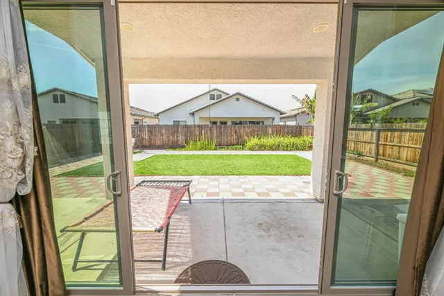 $655,000 | 2833 North Armstrong Avenue, Fresno, CA 93727