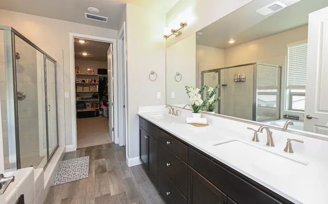 $655,000 | 2833 North Armstrong Avenue, Fresno, CA 93727