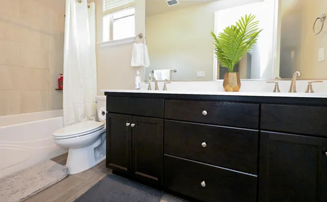 $655,000 | 2833 North Armstrong Avenue, Fresno, CA 93727