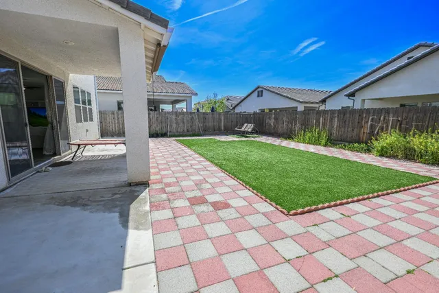 $655,000 | 2833 North Armstrong Avenue, Fresno, CA 93727