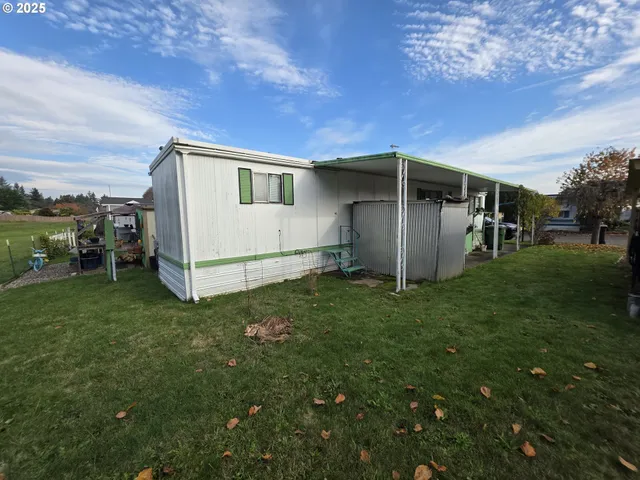 a view of a back yard