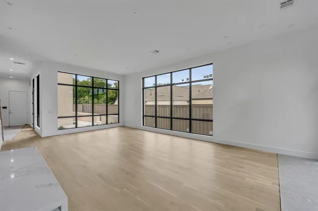 $975,000 | 610 North Oak Cliff Boulevard, Unit 304, Dallas, TX 75208