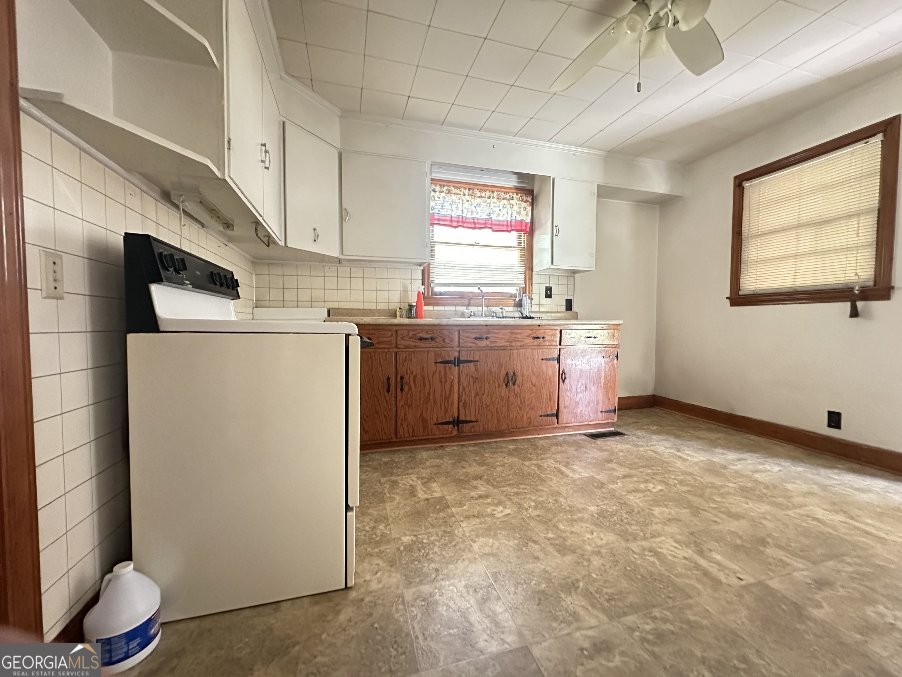 45 Mt Zion Street Milan, GA 31060 - Photo 6 of 27 a view of workspace with washer and dryer