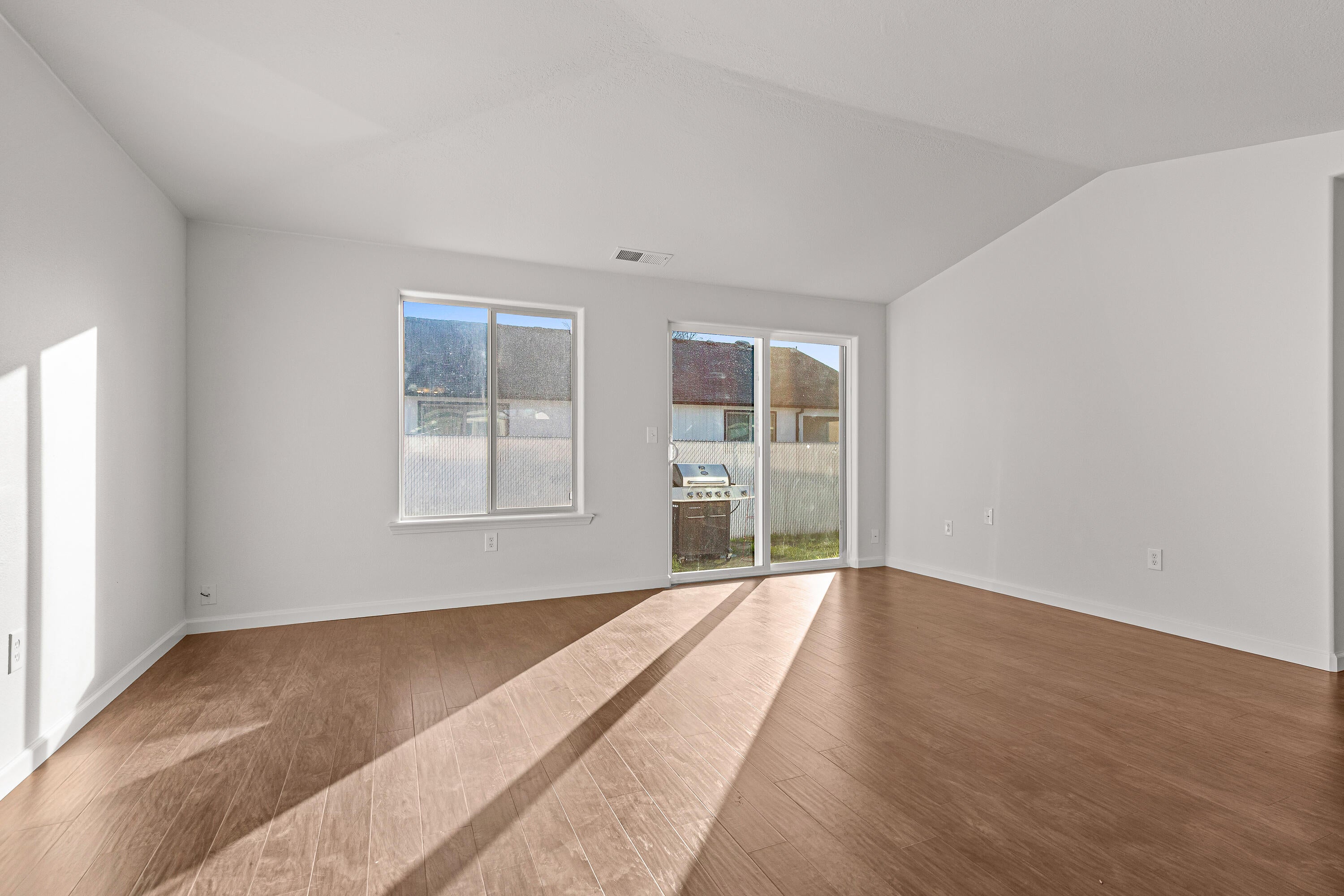656 Andrea Way Eagle Point, OR 97524 - Photo 2 of 25 9R9A2648
