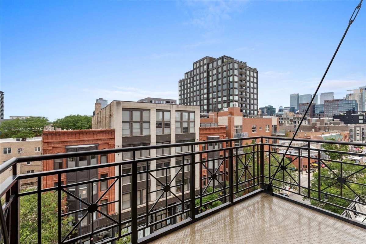1155 West Madison Street, Unit 603 Chicago, IL 60607 - Photo 21 of 23 a view of a balcony with city view