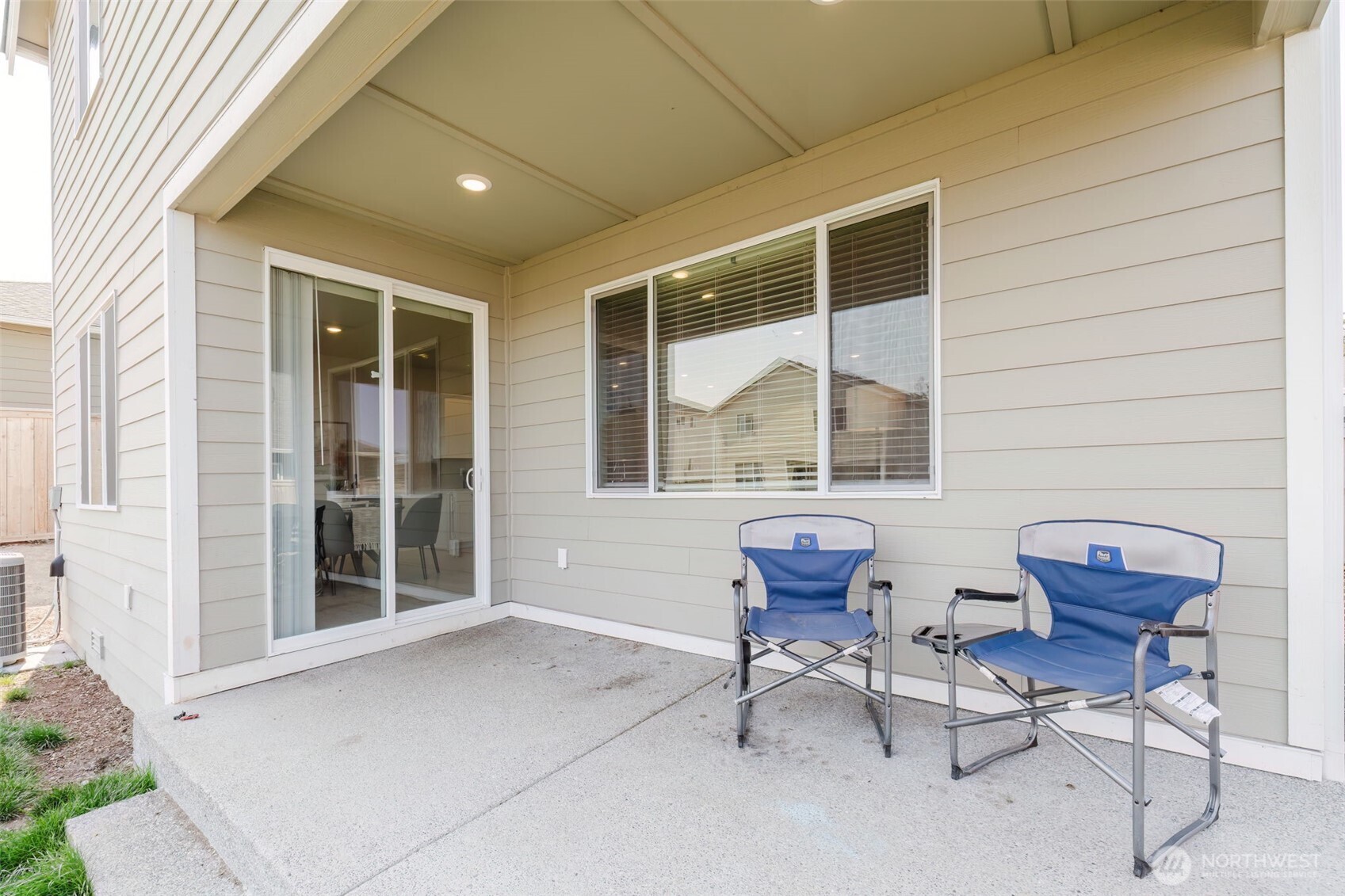 948 Panoramic Loop Bremerton, WA 98312 - Photo 27 of 30 a balcony with table and chairs